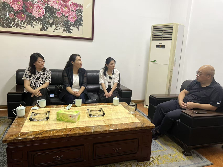 8月23日上午，海安市福建商会秘书长陈云萍携三位副会长一行到南通sbobet利记造访